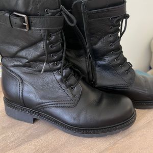 Black la Canadiene boots.